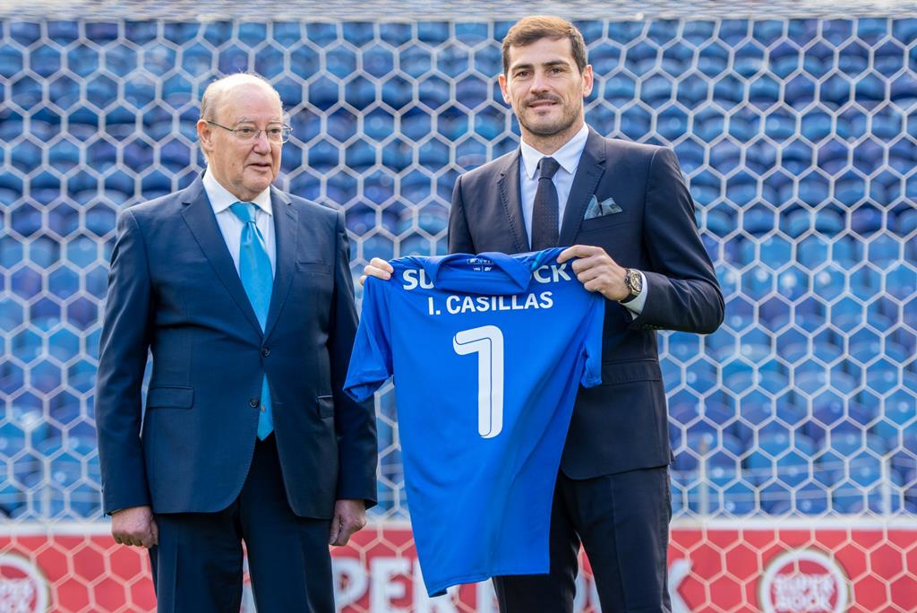 Pinto da Costa na renovação de Iker Casillas, em 2019. Espanhol foi guarda-redes dos azuis e brancos entre 2015 e 2020. Foto: FC Porto