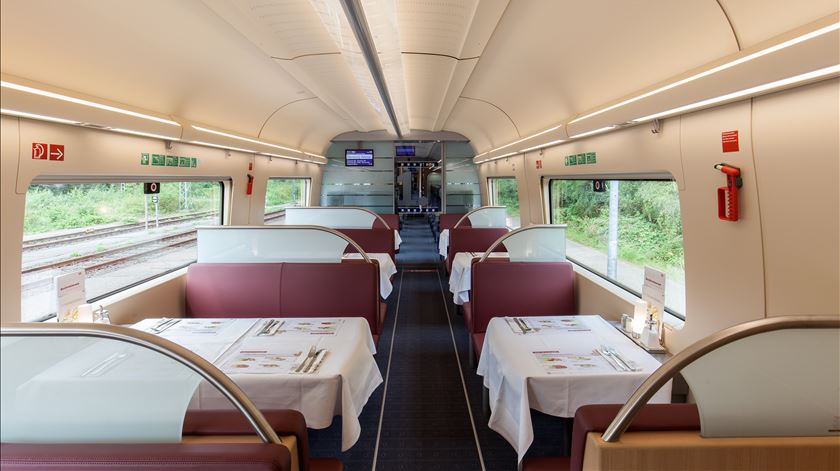 Zona de restaurante no ICE 4 da Deutsche Bahn. Foto: Siemens