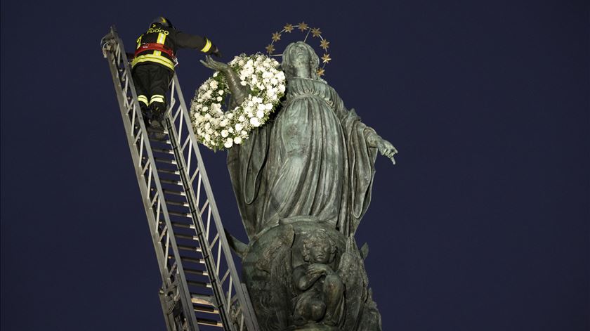 Papa pede à Virgem que “desfaça o coração de pedra dos que levantam muros”