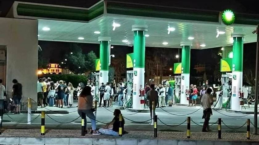 Imagem de bomba de gasolina com grande afluência terá sido registada este fim-de-semana em Cascais e circulou nas rede sociais. Autarca repartilhou a foto para sustentar a decisão de suspender a venda de álcool depois das 20h00.