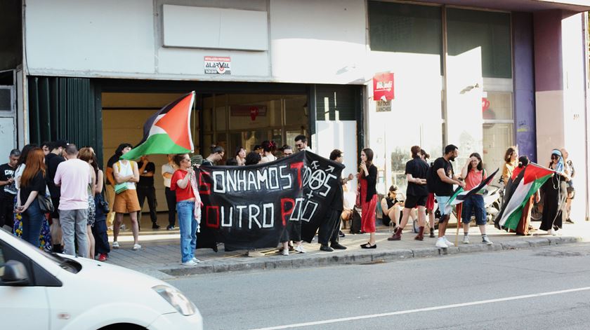 Frente ao edifício formava-se um grupo de pessoas, mas os motivos pelos quais estavam ali variavam. Foto: Lara Castro/RR