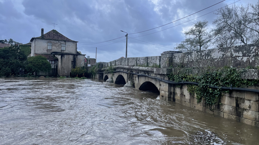 "É uma aflição, não se dorme". População de Touguinhó teme que o rio entre pelas casas