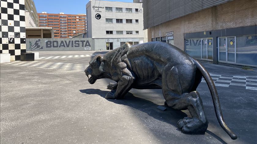 Depois das buscas efetuadas à sede do Boavista, os adeptos têm esperança num melhor clube. "Têm que limpar a casa das pessoas que andam aí a parasitar e a dar cabo do nosso clube". Foto: Inês Bulcão/RR
