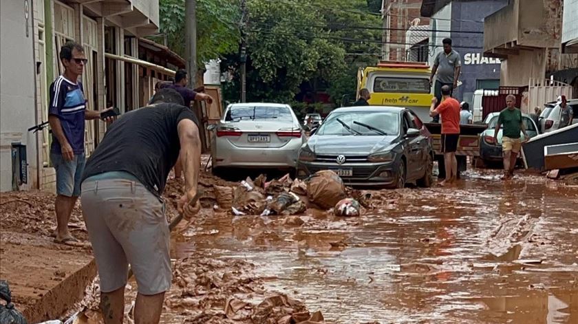 Deslizamentos no leste de Minas Gerais provoca 11 mortos