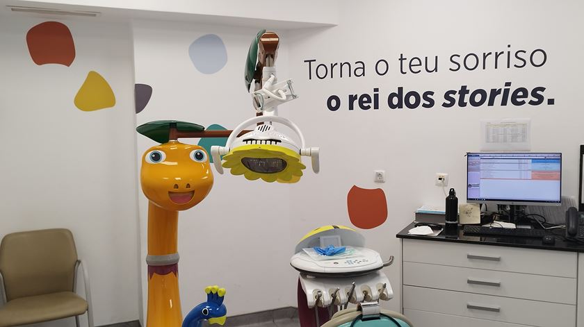 Gabinete do Serviço Odontopediátrico de Lisboa, que atende gratuitamente crianças até aos 18 anos a viverem ou estudarem em Lisboa. Foto: Diogo Camilo/RR