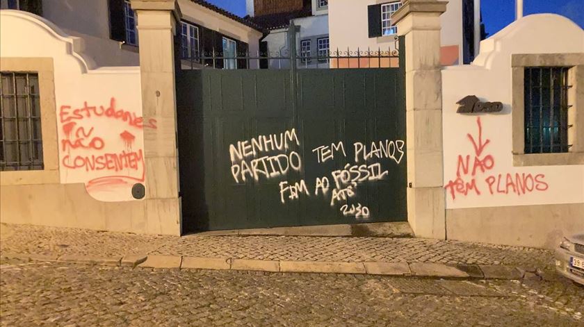 Estudantes pelo fim ao fóssil pintam frases de protesto nas sedes partidárias Fotos: Fim ao Fóssil