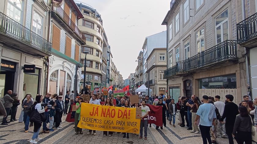 "Montenegro foca-te na habitação". Manifestação junta mil pessoas no Porto "Montenegro foca-te na habitação". Manifestação junta mil pessoas no Porto