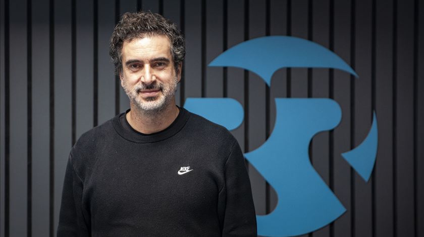"Rabo de Peixe". Segunda temporada "é melhor que a primeira", garante Augusto Fraga, realizador e guionista de "Rabo de Peixe", série da Netflix. Foto: Miguel Marques Ribeiro/RR