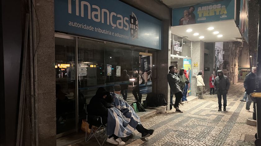 "É lamentável". Imigrantes enfrentam frio nas filas para atendimento nos serviços públicos