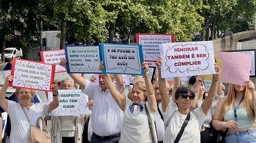 "Ignorar também é ser cumplice" e "E se fosse teu avô" foram as palavras de ordem neste animado protesto. Foto: Inês Rocha/RR