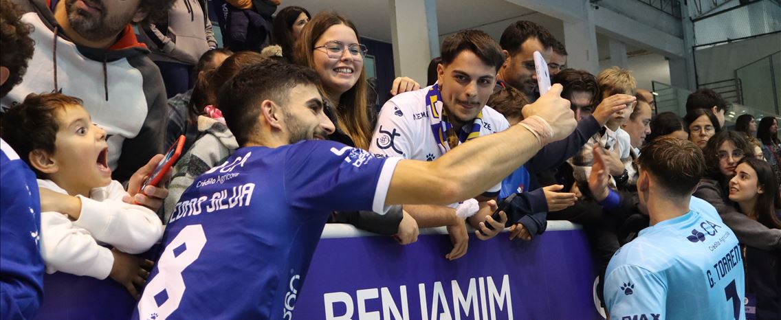 Barcelos “vive o hóquei de forma diferente” e conquista títulos pela Europa fora. Fomos ao pavilhão sentir a magia