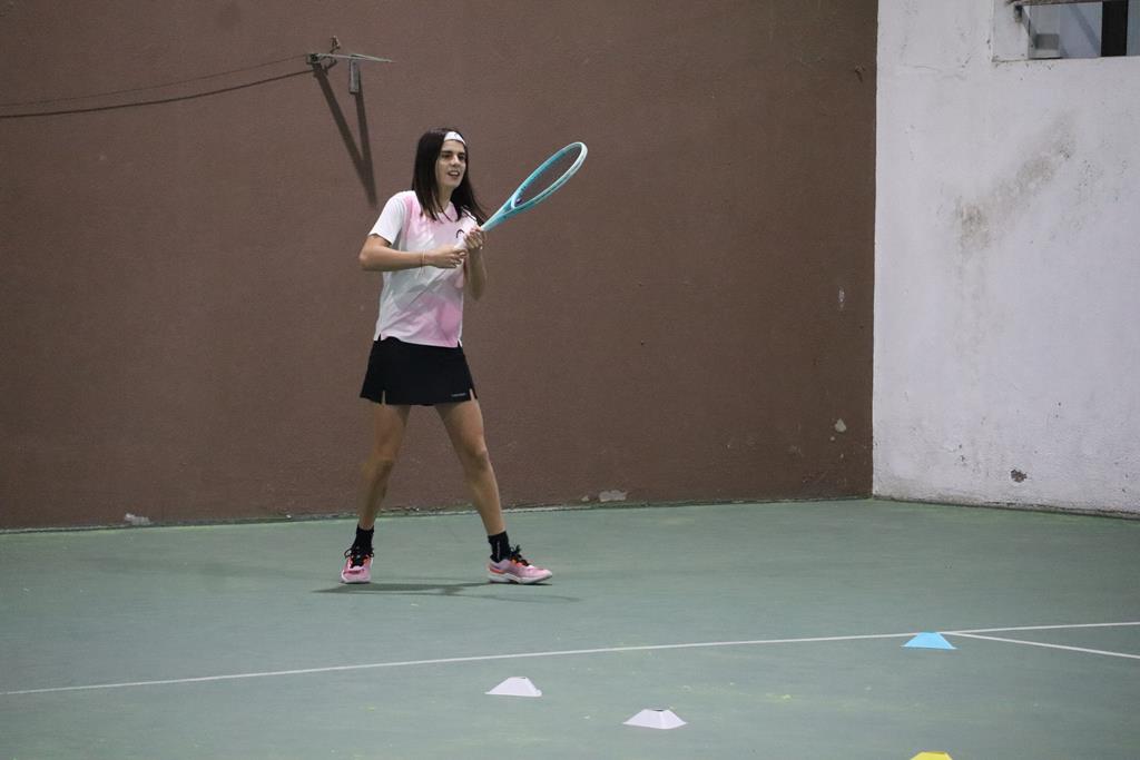 O período de adolescência que vive vê-se no ténis que pratica e na felicidade com que o faz. Foto: Carina Ribeiro/RR O período de adolescência que vive vê-se no ténis que pratica e na felicidade com que o faz. Foto: Carina Ribeiro/RR