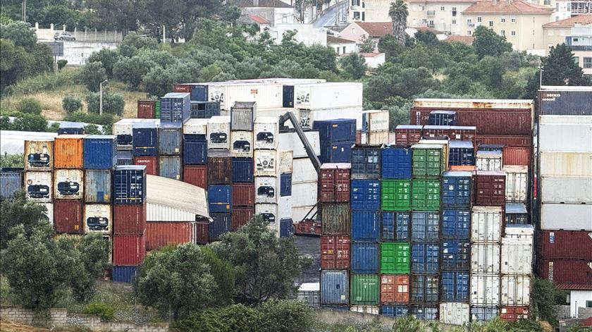 "Não se consegue viver ali". Parque ilegal de contentores em Loures preocupa população e ambientalistas