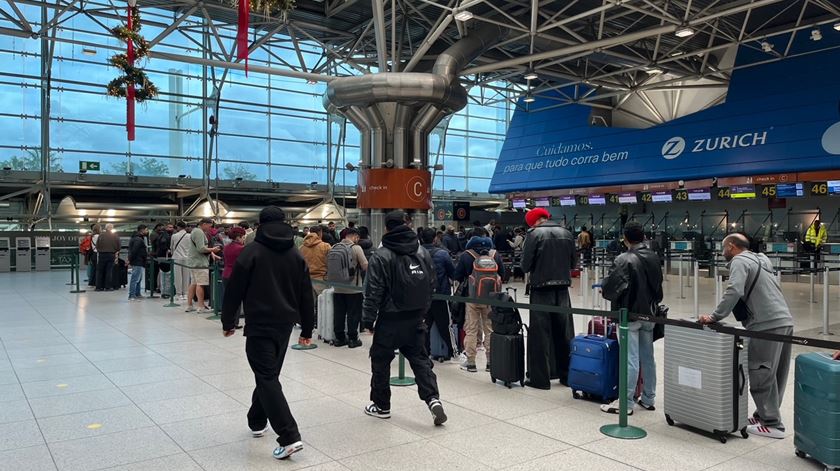 Aeroporto de Lisboa: passageiros em terra, funcionários a trabalhar