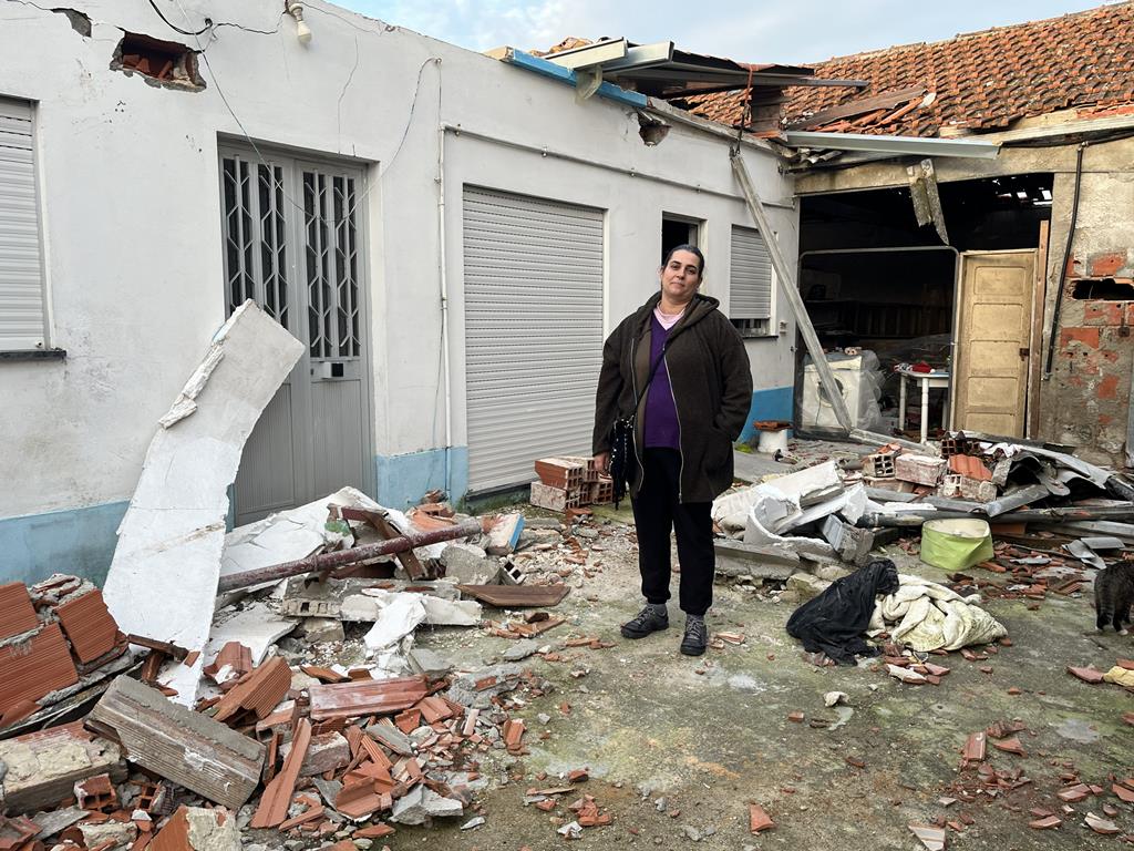 "Ainda há humanidade". Sem casa e sem dinheiro para as obras, Carina acredita na reconstrução