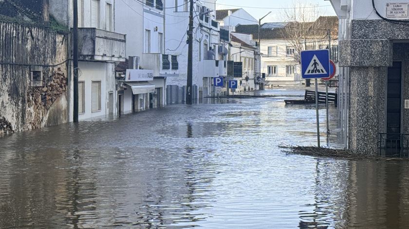 Manhã submersa em Alcácer do Sal. Água subiu dois metros em 10 minutos. Foto: João Cunha/RR