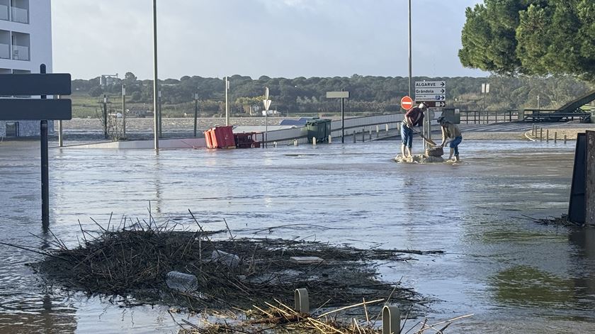 Manhã submersa em Alcácer do Sal. Água subiu dois metros em 10 minutos. Foto: João Cunha/RR