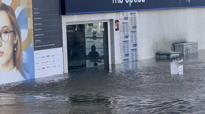 Manhã submersa em Alcácer do Sal. Água subiu dois metros em 10 minutos. Foto: João Cunha/RR