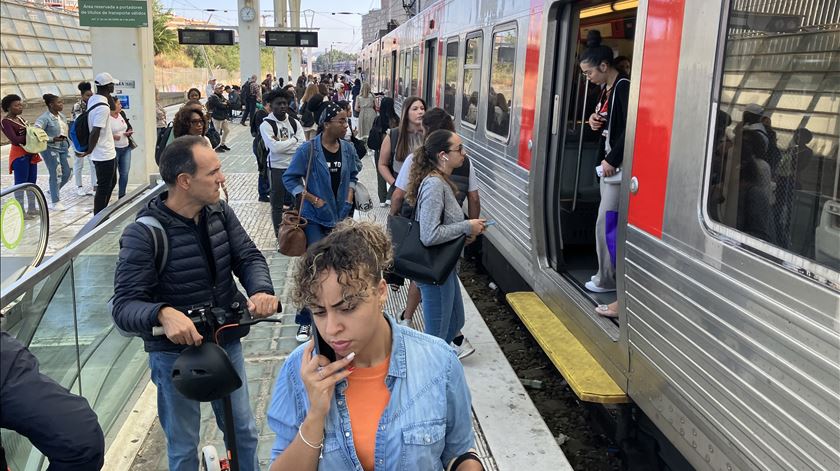 A maioria das viagens foram suprimidas na Estação do Oriente, em Lisboa. Foto: João Cunha/RR