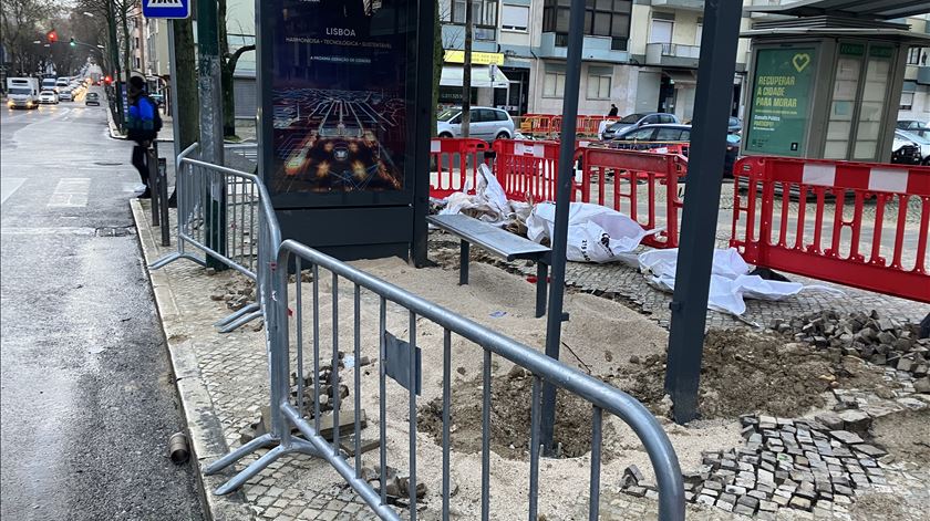 Abrigo em obras na Avenida do Uruguai, em Benfica  Foto: João Cunha/RR