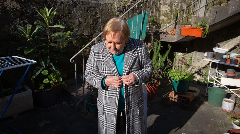 "Sinto-me ourada, hoje... É o ouvido e os cristais.” Teresa Pinto dos Santos, com os seus 87 anos, vive há mais de 20 com problemas auditivos. Foto: Catarina Magalhães