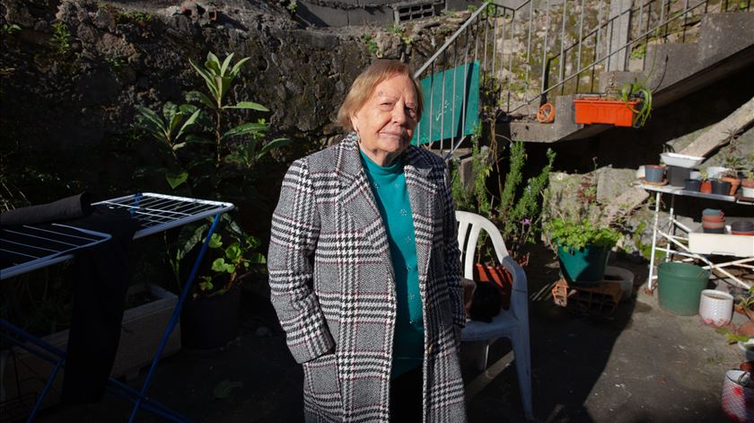 "Sinto-me ourada, hoje... É o ouvido e os cristais.” Teresa Pinto dos Santos, com os seus 87 anos, vive há mais de 20 com problemas auditivos. Foto: Catarina Magalhães