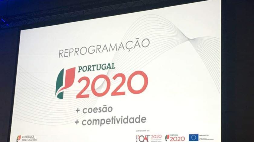 É conhecida a tendência do primeiro-ministro para fazer desaparecer sílabas, uma tendência que chega agora ao material de marketing do Governo. A gralha ficou bem visível na apresentação: lê-se "competividade" em vez de "competitividade"