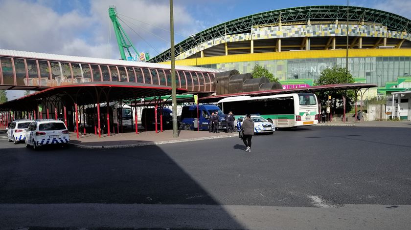 polícia junto ao Estádio de Alvalade, em Lisboa, junto a um interface de transportes públicos no primeiro dia útil de desconfinamento (04/05/2020) Foto: Pedro Filipe Silva/RR