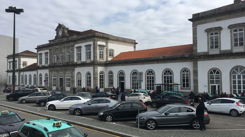 Incêndio deflagrou a poucas centenas de metros da Estação de Campanhã. Foto: Marília Freitas/RR