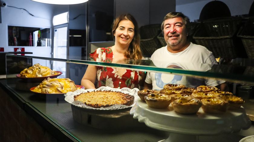 Cláudia e João no seu restaurante “Cantinho Português”, em São Paulo. Foto: Mia Alberti