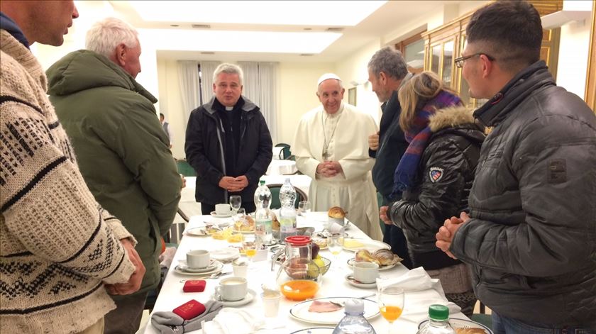 Quando fez 80 anos, o Papa Francisco comemorou o aniversário com sem-abrigo.