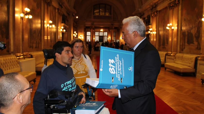 Associação Salvador entrega reclamações no Parlamento - cadeira de rodas - mobilidade reduzida Foto: Associação Salvador