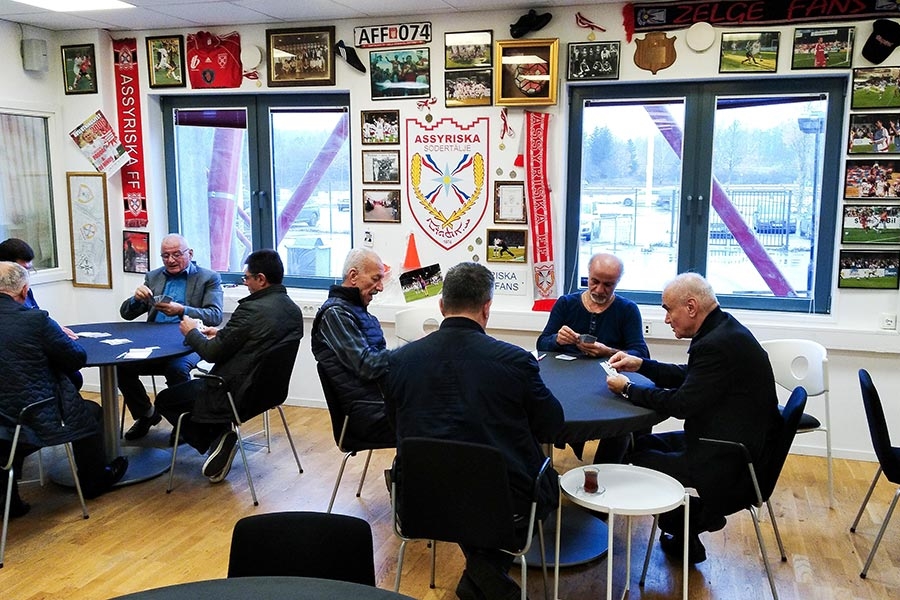 Membros da comunidade convivem na sede do Assyriska