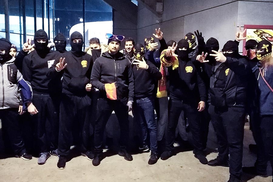 Ao apito final acabam as hostilidades. Membros de ambas as claques juntam-se para a fotografia