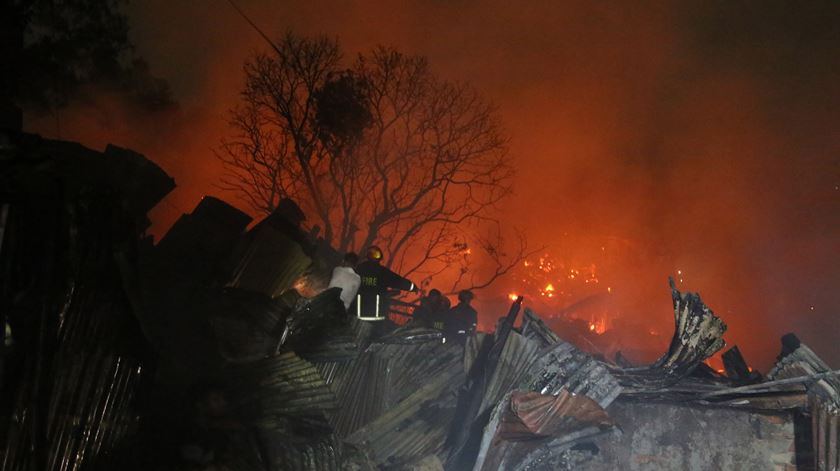 Em 2019, um incêndio num bairro de lata de Daca deixou cerca de 50 mil pessoas desalojadas. Foto: Monirul Alam/EPA