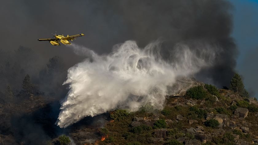 Incêndio em Lindoso, no Parque Nacional da Peneda-Gerês, combatido por meios aéreos. Foto: Arménio Belo/Lusa