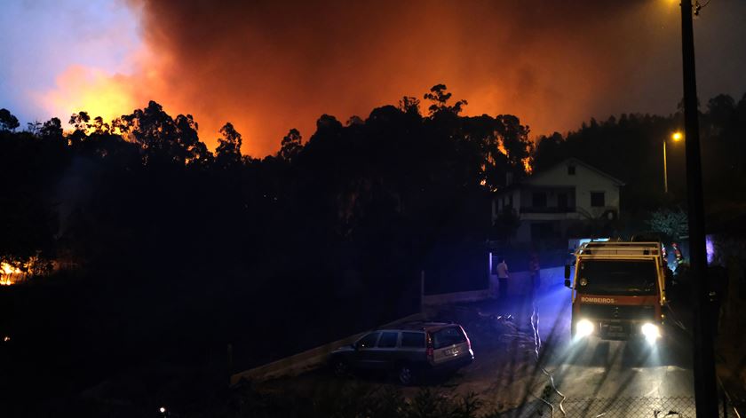 Bombeiros sem mãos a medir. Protecção Civil sem mãos a medir. Foto: Arménio Belo/Lusa