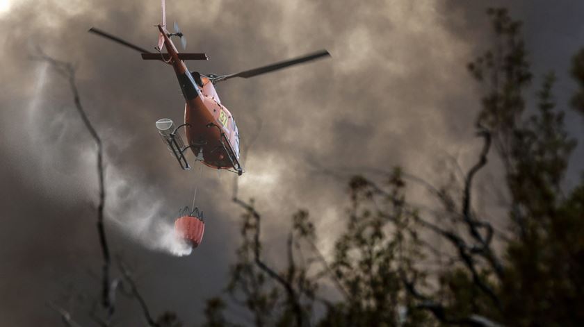 Incêndio em Monchique é o que preocupa mais as autoridades. Foto: Filipe Farinha/Lusa.