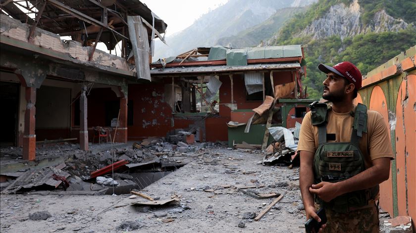 India ataca mesquita de Bilal, na cidade de Muzaffarabad, na parte da Caxemira controlada pelo Paquistão. Foto: Akhtar Soomro/Reuters