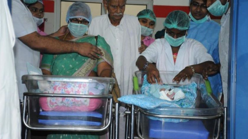 Erramatti Mangayamma e o marido, Sitarama Raja Rao, no hospital de Andhra Pradesh, com as filhas gémeas.