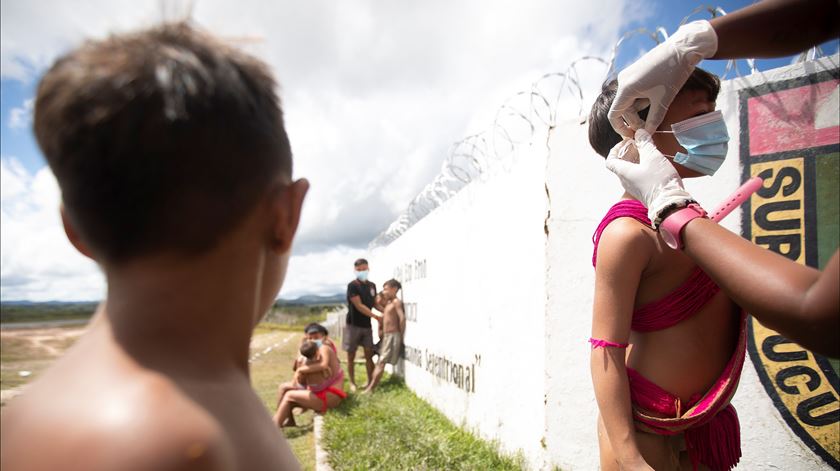 Indígenas Yanomami no estado de Roraima, na Amazónia, Brasil, recebem máscara para a covid-19. Foto: Joedson Alves/EPA