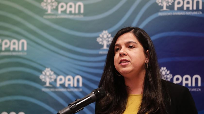 Inês Sousa Real, líder parlamentar do PAN, vê margem para negociações e por isso vai abster-se para que o Orçamento passe à discussão na especialidade. Foto: Tiago Petinga/Lusa