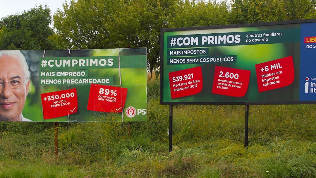 "Cumprimos" ou "com primos"? A resposta da IL a um cartaz do PS. Foto: Iniciativa Liberal
