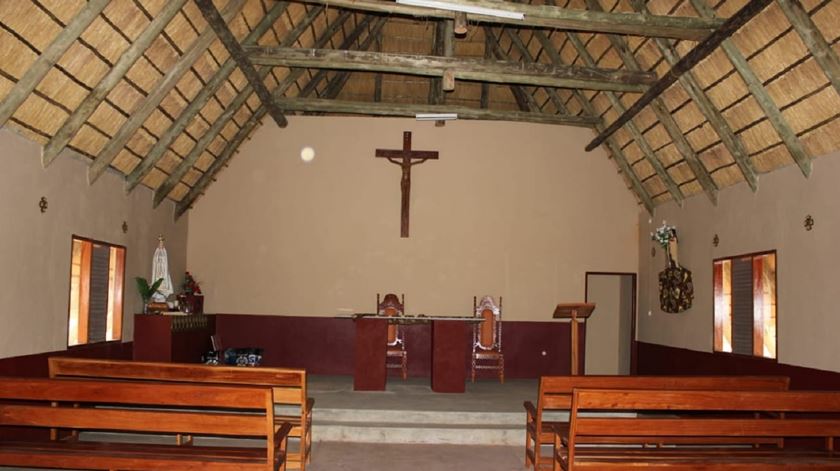 O interior da igreja de Santa Teresinha do Menino Jesus antes do incêndio. Foto: Pe. Vineesh