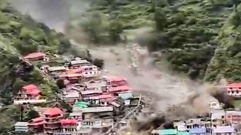 O momento em que aldeia na Índia é arrasada por grande deslizamento de terra