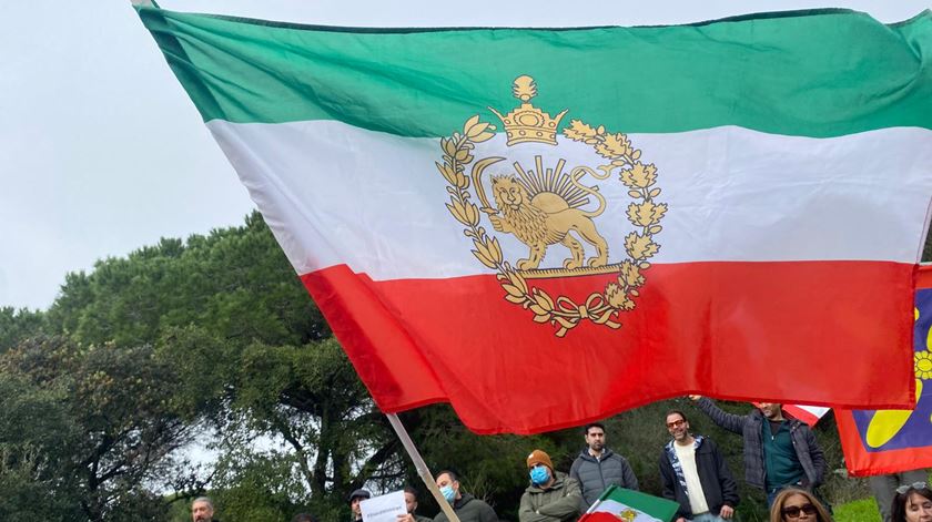 "Passamos muito tempo por esta ditadura": Iranianos em Portugal com "esperança e medo do futuro"