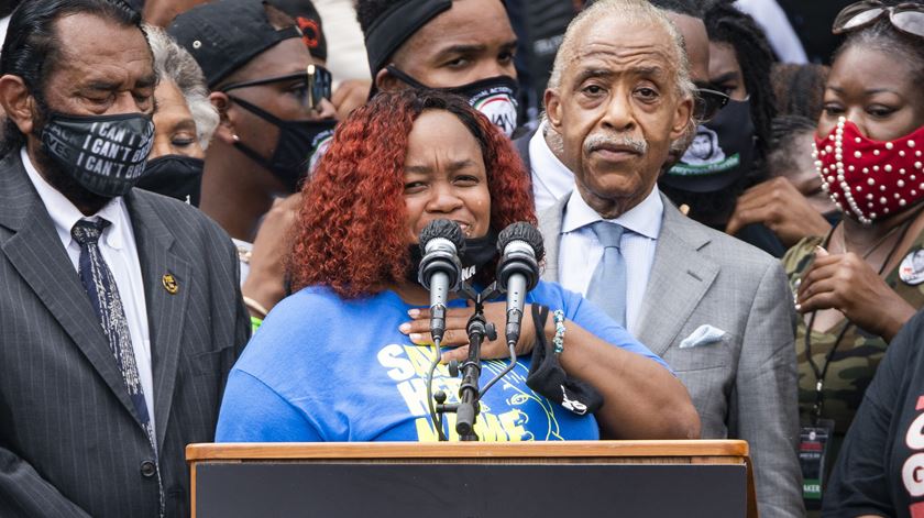 Tamika Palmer, mãe de Breonna Taylor, em marcha contra o racismo nos EUA. Foto: Jim Lo Scalzo/EPA