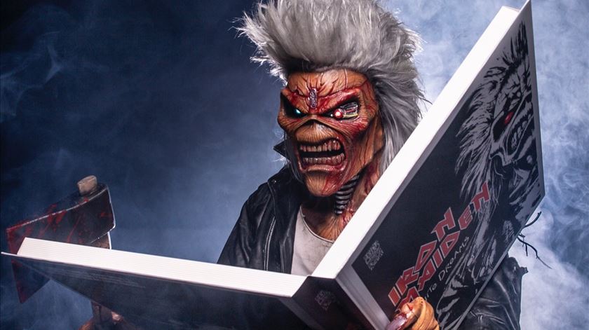 Iron Maiden celebram 50 anos com livro visual que chega a Portugal em novembro Iron Maiden celebram 50 anos com livro visual que chega a Portugal em novembro
