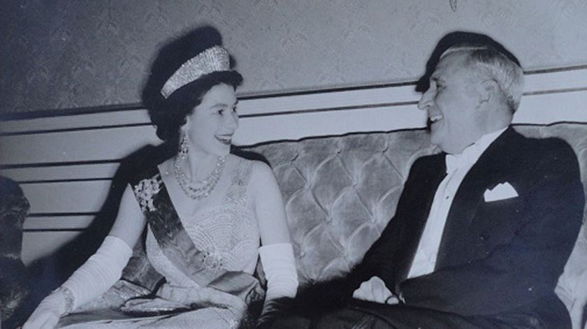 Morreu Isabel II. ​42 voltas ao mundo e duas visitas a Portugal