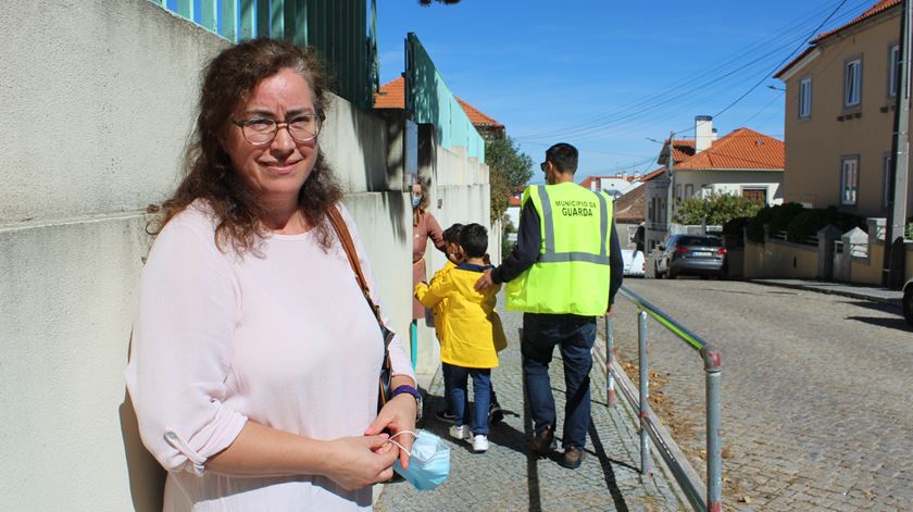 Trabalho Digno. Isabel é educadora, mas trabalha como auxiliar numa escola Trabalho Digno. Isabel é educadora, mas trabalha como auxiliar numa escola